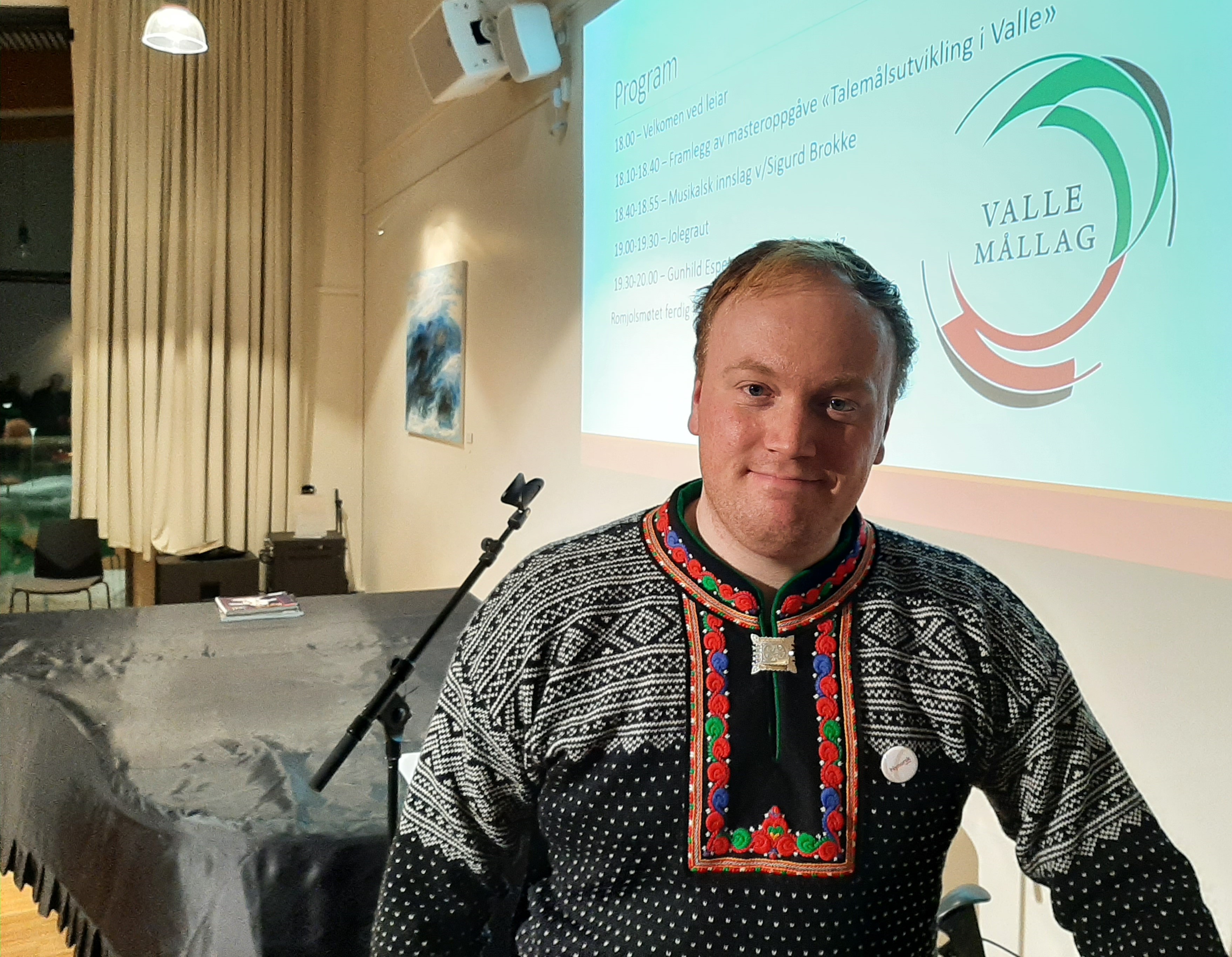 Kristian Thaule presenterte masteroppgåva si, "Talemålsutvikling i Valle". Kristian er leiar i Valle Mållag. Foto: Sigurd Brokke.