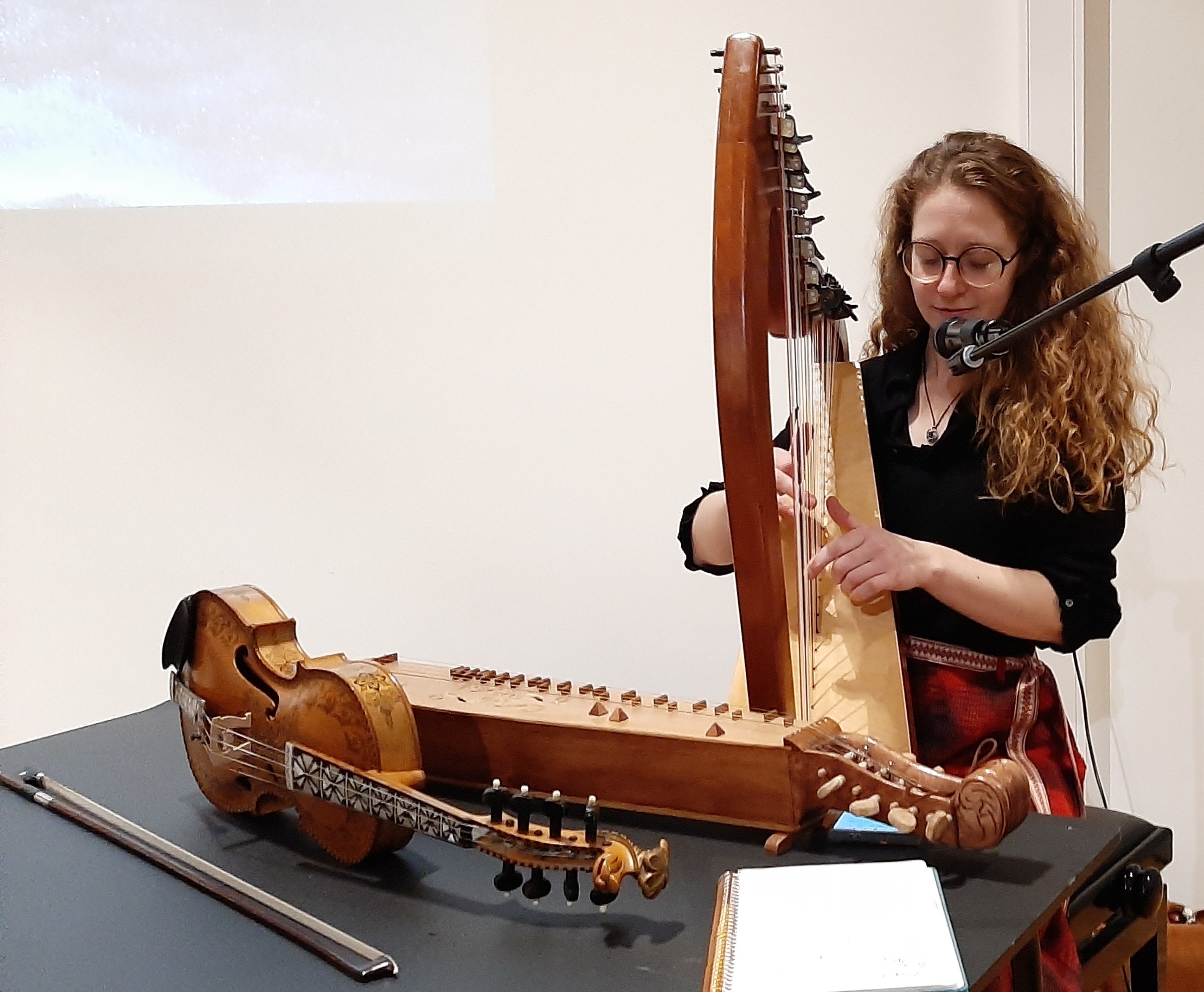 Kulturskulelærar Maija Lindaas imponerte med song, harpe, langeleik og hardingfele.