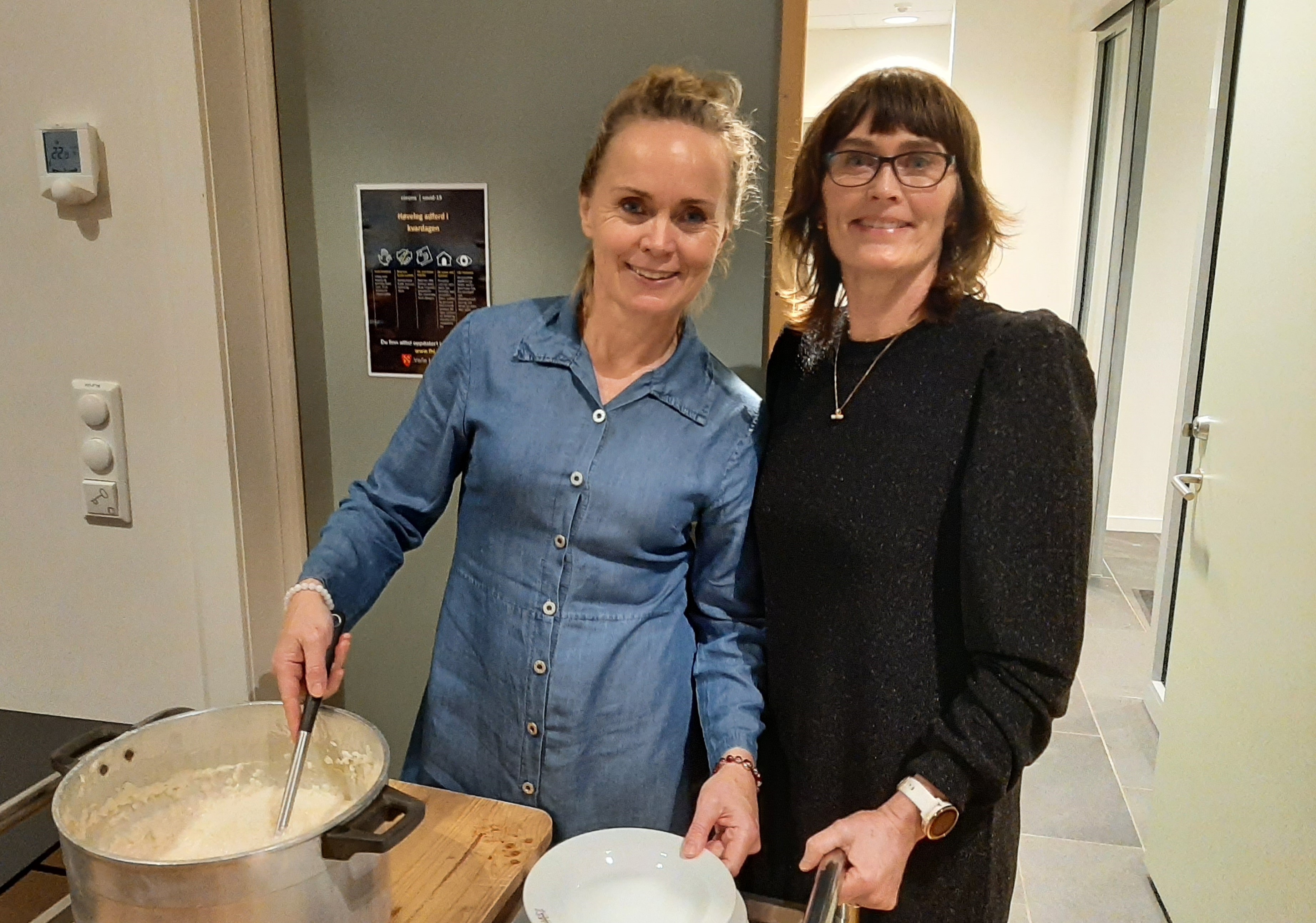 Fyrsteklasses jolegraut vart laga til romjolsmøtet, av Inger Lise Homme (til venstre) og Magnhild Tveit.